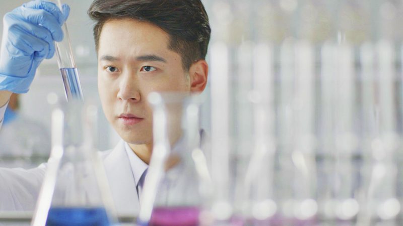 高分子材料与金属材料的较量：一场性能与成本的深层博弈